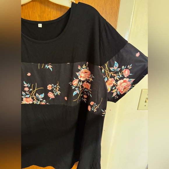 Gently used condition, unbranded short sleeve black tunic floral accent size 2X - Picture 8 of 8